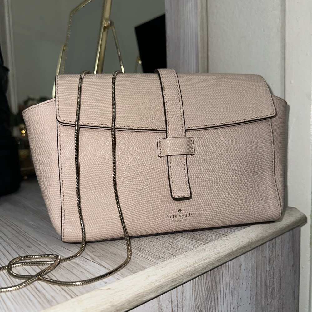 A cute versatile Kate Spade ♠️ cross body bag!